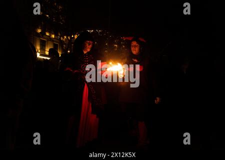 Zwei Correfocs schalten ein Feuerwerk an. Passeig de Gràcia - Barcelona - Spanien Stockfoto