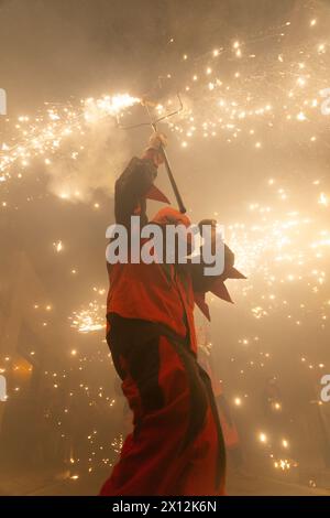 Ein Correfoc während der Festa Major de Horta, bei den Feierlichkeiten gestern Abend. Horta - Barcelona - Spanien Stockfoto