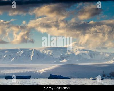 Eisberge, die in der Orleans Strait vor der Davis Küste der Antarktischen Halbinsel schwimmen. Stockfoto