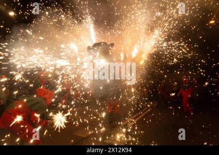 Viele Collas verwenden Figuren mit Bengalas. Horta - Barcelona - Spanien Stockfoto