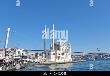 Istanbul Türkei die Ortakoy-Moschee mit der dahinter liegenden Bosporusbrücke, die Europa über den Bosporus mit Asien verbindet - Foto März 2024 Stockfoto