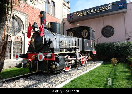 Istanbul Türkei eine alte Dampflokomotive ( Krauss 380, Baujahr 1874 in Deutschland ), die im März 2024 vor dem Bahnhof Sirkeci erhalten wurde Stockfoto