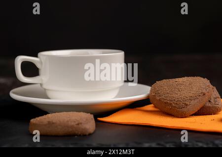 Heißer Tee in einem weißen Glasbecher, frisch zubereiteter grüner Tee in einem weißen Becher Stockfoto