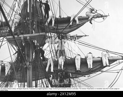 Das Segelschiff Jarramas. Seeleute werden am 12. August 1941 in Karlskrona auf der Takelage des Dreimast-Vollbootes Jarramas gesehen. Stockfoto