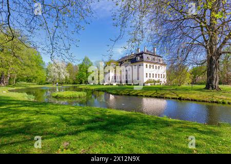 Fruehling im Branitzer Park DEU/Deutschland/Brandenburg/Cottbus, 11.04.2024, Fruehling in Brandenburg - Fuerst-Pueckler-Park Branitz in Cottbus mit Schloss Branitz an einem sonnigen Fruehlingstag im April. *** Frühling in Branitz Park DEU Deutschland Brandenburg Cottbus, 11 04 2024, Frühling in Brandenburg Fuerst Pueckler Park Branitz in Cottbus mit Schloss Branitz an einem sonnigen Frühlingstag im April AF Cottbus 65155.jpeg Stockfoto