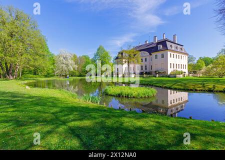 Fruehling im Branitzer Park DEU/Deutschland/Brandenburg/Cottbus, 11.04.2024, Fruehling in Brandenburg - Fuerst-Pueckler-Park Branitz in Cottbus mit Schloss Branitz an einem sonnigen Fruehlingstag im April. *** Frühling in Branitz Park DEU Deutschland Brandenburg Cottbus, 11 04 2024, Frühling in Brandenburg Fuerst Pueckler Park Branitz in Cottbus mit Schloss Branitz an einem sonnigen Frühlingstag im April AF Cottbus 65161.jpeg Stockfoto