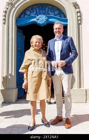 Elke Graefin von Pueckler DEU/Deutschland/Brandenburg/Cottbus, 11.04.2024, Elke Graefin von Pueckler, Mitglied der Familie Pueckler, steht anlaesslich eines Pressetermins mit dem Cottbuser Oberbuergermeister Tobias Schick vor dem Schloss Branitz im Fuerst-Pueckler-Park Branitz. *** Elke Graefin von Pueckler DEU Deutschland Brandenburg Cottbus, 11 04 2024, Elke Graefin von Pueckler, Mitglied der Familie Pueckler, steht vor Schloss Branitz im Fuerst Pueckler Park Branitz während einer Presseveranstaltung mit Cottbuser Bürgermeister Tobias Schick AF Cottbus 65122.jpeg Stockfoto
