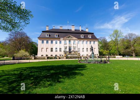 Fruehling im Branitzer Park DEU/Deutschland/Brandenburg/Cottbus, 11.04.2024, Fruehling in Brandenburg - Fürst-Pueckler-Park Branitz in Cottbus. Schloss Branitz mit Pleasureground vor dem Schloss. *** Frühling in Branitz Park DEU Deutschland Brandenburg Cottbus, 11 04 2024, Frühling in Brandenburg Fuerst Pueckler Park Branitz in Cottbus Schloss Branitz mit Pleasureground vor dem Schloss AF Cottbus 65142.jpeg Stockfoto