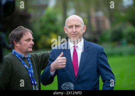 London, Vereinigtes Königreich. April 2024. Shadow Defence Secretary John Healey ist in Westminster zu sehen, als er in Frühstückssendungen auftritt. Credit: Tayfun Salci / Alamy Live News Stockfoto