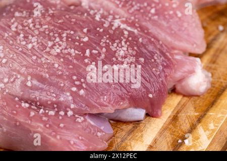 Rohes Schweinefleisch auf dem Tisch beim Einlegen, frisches Schweinefleisch zum Kochen von Fleischgerichten Stockfoto