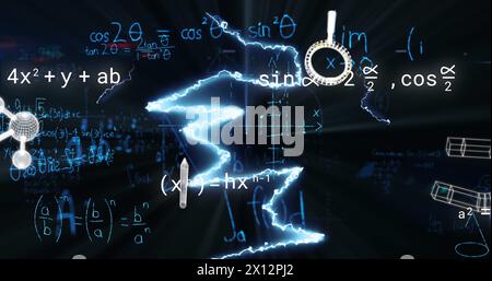 Bild von Symbolen über mathematischen Gleichungen und Blitzen auf schwarzem Hintergrund Stockfoto