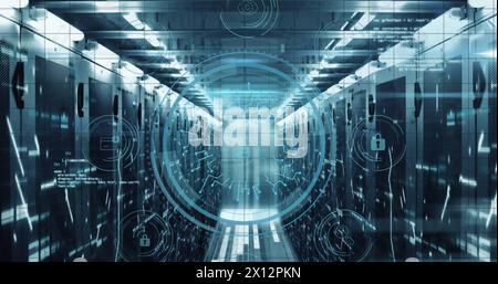 Abbildung: Text zur Cybersicherheit, Vorhängeschloss im Kreis mit Symbolen über Computersprache im Serverraum Stockfoto