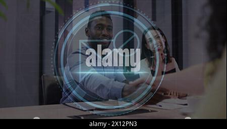 Bild: Text und Umschlagsymbol für Cyber-Sicherheit, diverser Geschäftsmann, der dem Partner die Hand schüttelt Stockfoto