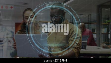 Bild: Text und Schlüsselsymbol für Cybersicherheit, verschiedene Kollegen diskutieren über Laptop im Büro Stockfoto