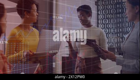Bild der statistischen Datenverarbeitung im Vergleich zu drei verschiedenen Frauen, die gemeinsam im Büro diskutieren Stockfoto