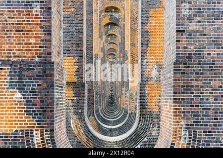 Bogengewölbe stützen Backsteinpfeiler des Ouse Valley Viaduct aus dem 19. Jahrhundert in der Nähe von Balcombe, West Sussex, England Stockfoto