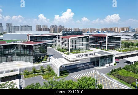 Berlin, Deutschland. August 2023. Ein Luftbild, das am 20. August 2023 aufgenommen wurde, zeigt eine Ansicht der Volkswagen (Anhui) Automotive Company Limited in Hefei, der ostchinesischen Provinz Anhui. Guo Chen/Xinhua/Alamy Live News Stockfoto
