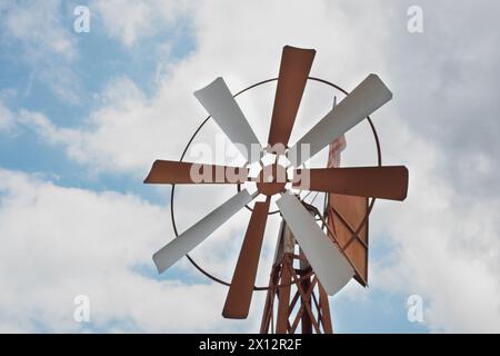 Infrarotbild einer alten Metallwindmühle. Stockfoto