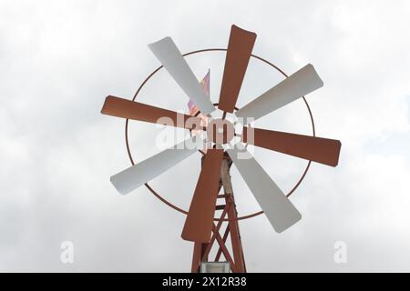 Infrarotbild einer alten Metallwindmühle. Stockfoto