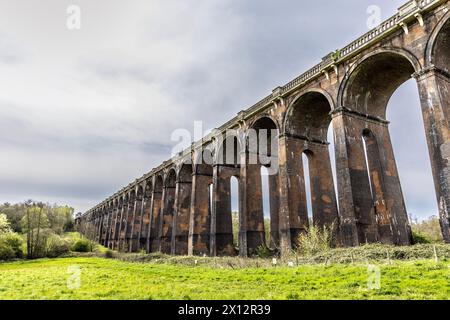 Das Ouse Valley Viaduct aus dem 19. Jahrhundert in der Nähe von Balcombe, West Sussex, England Stockfoto