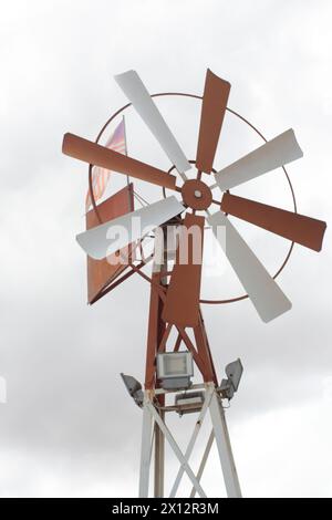 Infrarotbild einer alten Metallwindmühle. Stockfoto