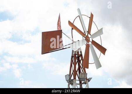 Infrarotbild einer alten Metallwindmühle. Stockfoto