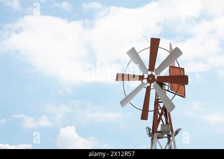 Infrarotbild einer alten Metallwindmühle. Stockfoto