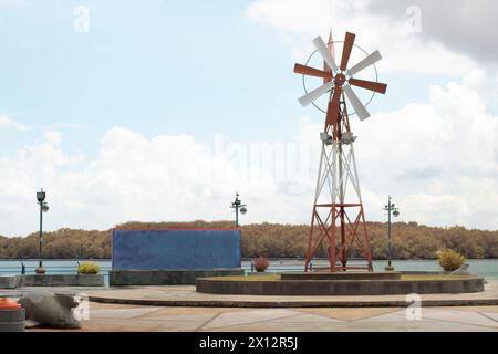 Infrarotbild einer alten Metallwindmühle. Stockfoto