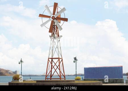 Infrarotbild einer alten Metallwindmühle. Stockfoto