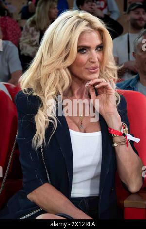 Monaco, Monaco. April 2024. Victoria Silvstedt ist während des Basketballspiels der Euroliga zwischen AS Monaco und Bayern München in der Salle Gaston Medecin in Monaco zu sehen. April 2024. Foto: Laurent Coust/ABACAPRESS.COM Credit: Abaca Press/Alamy Live News Stockfoto