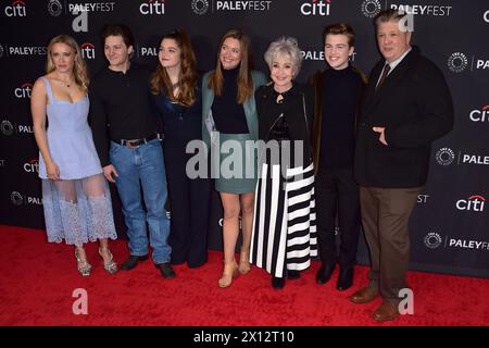 Emily Osment, Montana Jordan, Raegan Revord, Zoe Perry, Maureen J. Reidy, Annie Potts, Iain Armitage und Lance Barber beim Screening der CBS TV-Serie 'Young Sheldon' auf dem 41. Paleyfest 2024 im Dolby Theatre. Los Angeles, 14.04.2024 Stockfoto