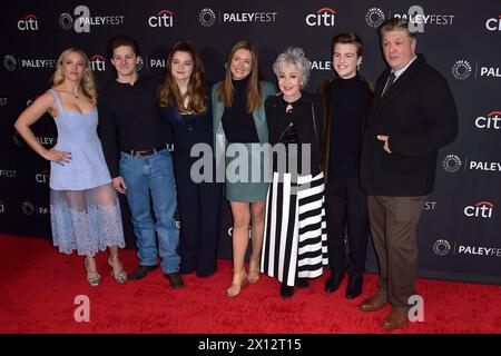 Emily Osment, Montana Jordan, Raegan Revord, Zoe Perry, Maureen J. Reidy, Annie Potts, Iain Armitage und Lance Barber beim Screening der CBS TV-Serie 'Young Sheldon' auf dem 41. Paleyfest 2024 im Dolby Theatre. Los Angeles, 14.04.2024 Stockfoto