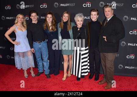 Emily Osment, Montana Jordan, Raegan Revord, Zoe Perry, Maureen J. Reidy, Annie Potts, Iain Armitage und Lance Barber beim Screening der CBS TV-Serie 'Young Sheldon' auf dem 41. Paleyfest 2024 im Dolby Theatre. Los Angeles, 14.04.2024 Stockfoto