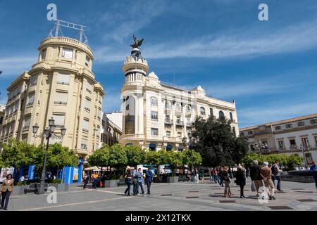 Cordoba, Spanien - 16. März 2024: Blick auf den belebten Platz Las Tendillas im Zentrum von Cordoba, Andalusien. Stockfoto