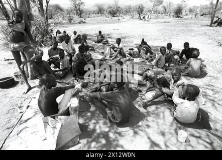 KEN , KENIA : unbegleitete Jugendliche , die vor dem Buergerkrieg in Suedsudan geflohen sind , in einem Fluechtlingslager in Wajir , Juni 1992 KEN , KENIA : unbegleitete Jugendliche , die vor dem Bürgerkrieg im Südsudan in einem Flüchtlingslager in Wajir geflohen sind , Juni 1992 *** KEN , KENIA unbegleitete Jugendliche die vor dem Bürgerkrieg im Südsudan geflohen sind in einem Flüchtlingslager in Wajir , Juni 1992 KEN , KENIA unbegleitete Jugendliche die vor dem Bürgerkrieg im Südsudan geflohen sind in einem Flüchtlingslager in Wajir . Juni 1992 Stockfoto