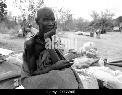 KEN , KENIA : eine Frau , die vor dem Buergerkrieg in Suedsudan geflohen sind , in einem Fluechtlingslager in Wajir , Juni 1992 KEN , KENIA : eine Frau, die vor dem Bürgerkrieg im Südsudan geflohen ist, sitzt auf ihren Sachen in einem Flüchtlingslager in Wajir , Juni 1992 *** KEN , KENIA Eine Frau, die vor dem Bürgerkrieg im Südsudan geflohen ist, sitzt auf ihren Sachen in einem Flüchtlingslager in Wajir , Juni 1992 KEN , KENIA Eine Frau, die vor dem Bürgerkrieg im Südsudan geflohen ist, sitzt auf ihrem Besitz in einem Flüchtlingslager in Wajir , Juni 1992 Stockfoto