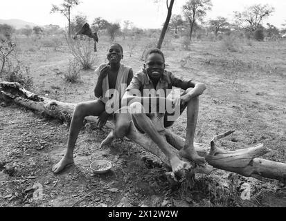 KEN , KENIA : unbegleitete Jugendliche , die vor dem Buergerkrieg in Suedsudan geflohen sind , in einem Fluechtlingslager in Wajir , Juni 1992 KEN , KENIA : unbegleitete Jugendliche , die vor dem Bürgerkrieg im Südsudan in einem Flüchtlingslager in Wajir geflohen sind , Juni 1992 *** KEN , KENIA unbegleitete Jugendliche die vor dem Bürgerkrieg im Südsudan geflohen sind in einem Flüchtlingslager in Wajir , Juni 1992 KEN , KENIA unbegleitete Jugendliche die vor dem Bürgerkrieg im Südsudan geflohen sind in einem Flüchtlingslager in Wajir . Juni 1992 Stockfoto