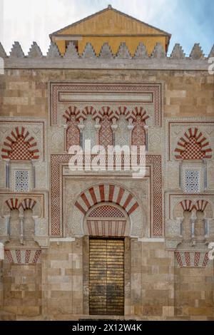 Atemberaubende Außenfassade und einer der Eingangstüren zur Moschee-Kathedrale von Cordoba, Andalusien, Spanien Stockfoto