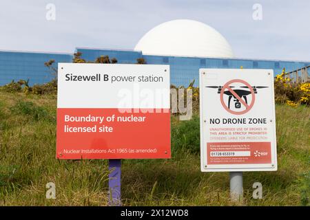 Schilder an der Grenze des Kernkraftwerks Sizewell B, die der Öffentlichkeit eine Drohnenfreiheit anzeigen. Sizewell, Suffolk. UK Stockfoto