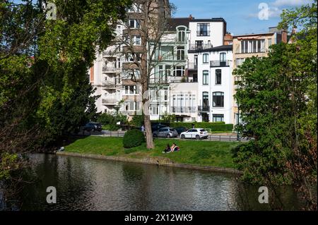 Ixelles, Brüssel, Belgien - 13. April 2024 - Menschen genießen die Sonne an den Teichen von Ixelles Stockfoto