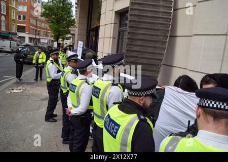 London, Großbritannien. April 2024. Pro-palästinensische Demonstranten blockieren die Büros von London Metric und rufen die Immobiliengesellschaft auf, die Waffen- und Teilehersteller Elbit Systems, BAE und Boeing zu vertreiben, von denen die Demonstranten sagen, sie seien "Mitschuldig" an den israelischen Angriffen auf Palästinenser in Gaza. Quelle: Vuk Valcic/Alamy Live News Stockfoto