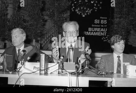 Das Foto vom 16. Oktober 1985 zeigt den Präsidenten des SI, Willy Brandt (c) bei einem Treffen der Sozialistischen Internationale (SI) in Wien. - 19851016 PD0025 - Rechteinfo: Rechte verwaltet (RM) Stockfoto