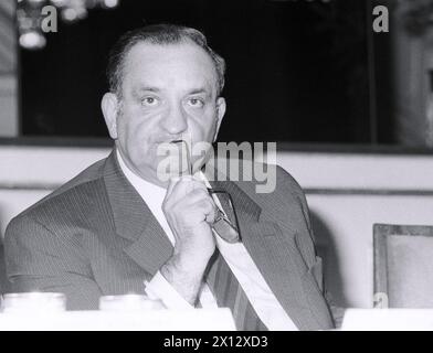 Foto vom 16. Oktober 1985 zeigt Bundeskanzler Fred Sinowatz bei einem Treffen der Sozialistischen Internationale in Wien. - 19851016 PD0023 - Rechteinfo: Rechte verwaltet (RM) Stockfoto