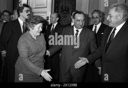 Milka Planinc, Premierministerin Jugoslawiens, kommt am 23. März 1986 zu einem dreitägigen Besuch in Österreich nach Wien. Auf dem Bild (v.l.t.r.): Milka Planinc, Österreichs Bundeskanzler Fred Sinowatz und Außenminister Leopold Gratz. - 19860323 PD0005 - Rechteinfo: Rechte verwaltet (RM) Stockfoto