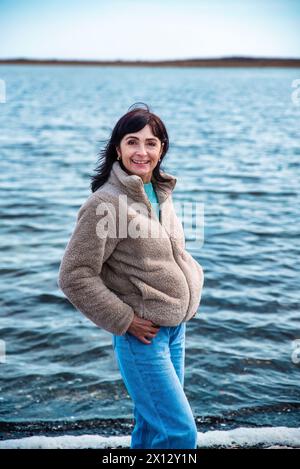 49-jährige Russin lächelt und blickt an einem frühen Frühlingstag in die Kamera Stockfoto