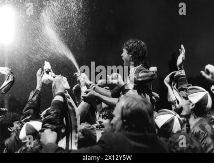 Toni Polster (c.) aus Österreich Wien und seine Fans feiern den Sieg nach dem Spiel gegen LASK Linz am 31. Mai 1986. - 19860531 PD0004 - Rechteinfo: Rechte verwaltet (RM) Stockfoto