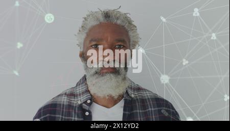 Bild der Datenverarbeitung über einem lächelnden afroamerikaner Stockfoto