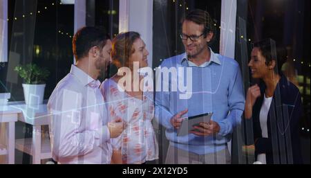 Bild von Statistiken und Verarbeitung von Finanzdaten über verschiedene Geschäftsleute, die Notebooks verwenden Stockfoto