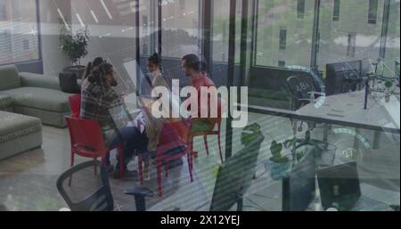 Abbildung von Diagrammen und Daten über verschiedene Kollegen im Büro Stockfoto