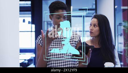 Bild von Menschen-Symbolen über verschiedenen Geschäftsleuten, die sprechen Stockfoto